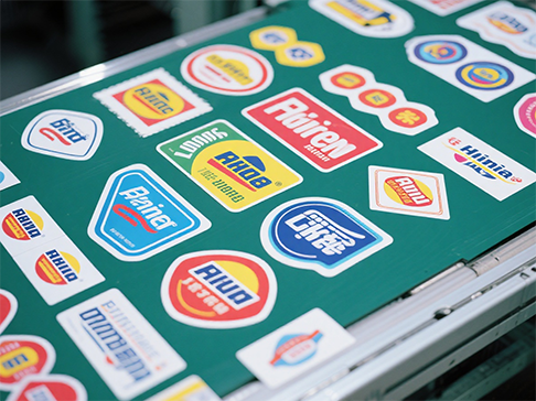 Loại bộ điều khiển laser nào có thể được sử dụng để cắt khuôn laser tự dính