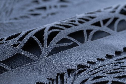 Ưu điểm của việc cắt laser trên vải và tầm quan trọng của hệ thống điều khiển bằng laser